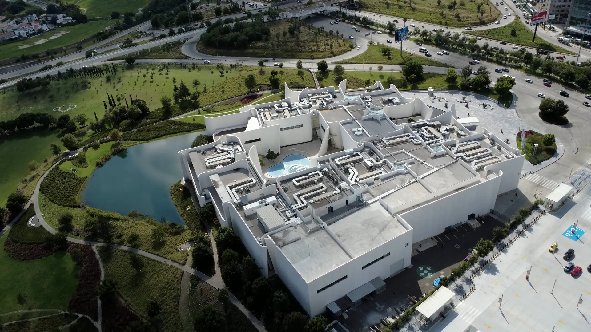 Vue aérienne d’un bâtiment contemporain et de ses réseaux techniques en toiture